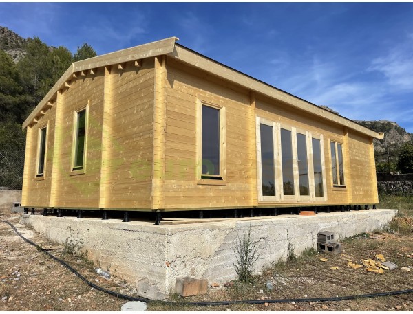 Casa de madera ANCONA WOOD 72m2 y 44mm con CHOVATERM y DOBLE TECHO montada en GANDIA